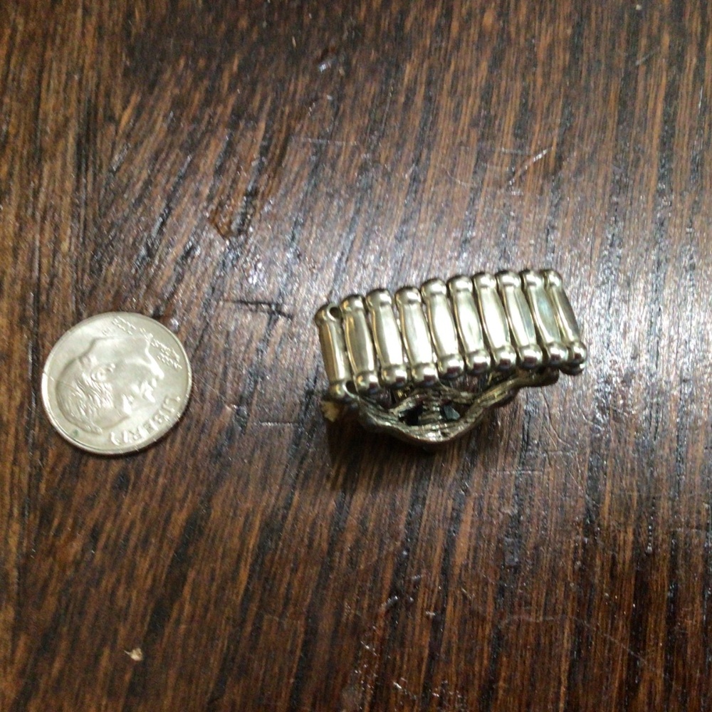 Stretchy band ring with green rhinestone, trimmed with silver - Picture 3 of 3